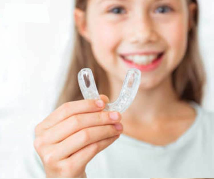 Niềng răng trong suốt cho trẻ đem lại những lợi ích gì?